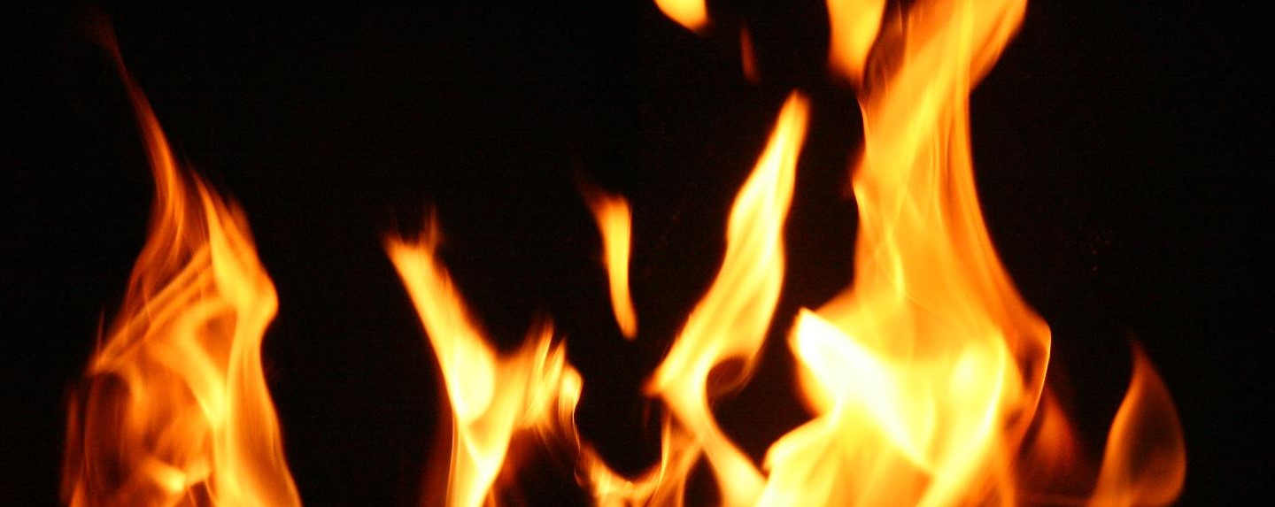Fiamme verticali 1440x573px grisou rei 30